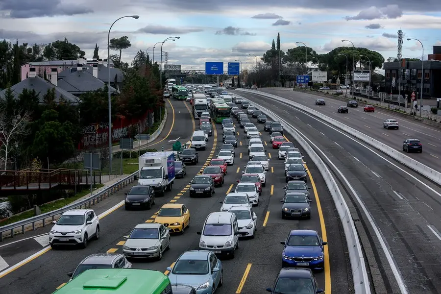 Varios coches en la carretera debido a la gran afluencia de coches. / AEE