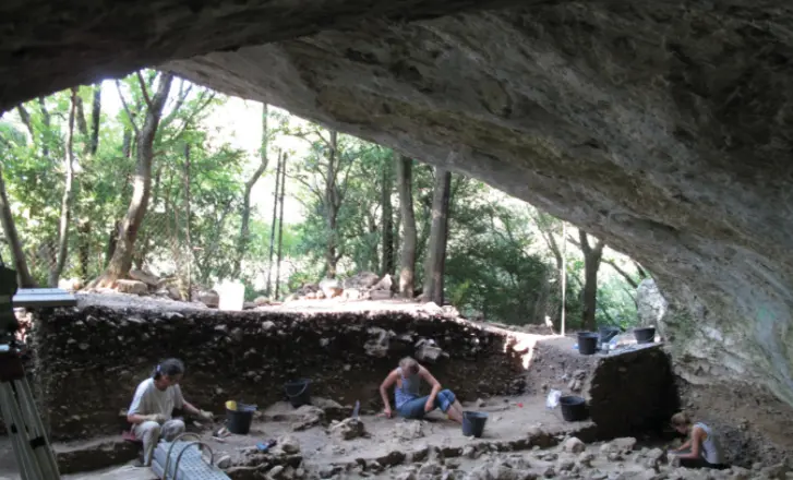 Los cient&iacute;ficos trabajando en la entrada de la cueva Mandrin, cerca de Montelimar, en el sur de Francia. Los cient&iacute;ficos han descubierto restos humanos modernos fosilizados y herramientas intercaladas entre restos neandertales y herramientas en el registro estratigr&aacute;fico en un sitio en el valle del R&oacute;dano en Francia, lo que sugiere que la ocupaci&oacute;n del &aacute;rea alternaba entre neandertales y humanos modernos. (Ludovic Slimak