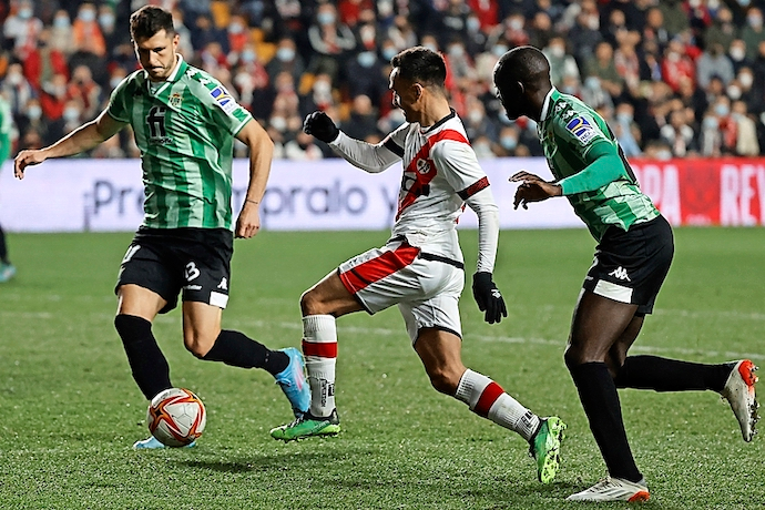 MADRID, 09/02/2022.- El delantero del Rayo &Aacute;lvaro Garc&iacute;a (c) trata de jugar un bal&oacute;n ante Youssouf Sabaly (d), del Betis, durante el partido de ida de las semifinales de la Copa del Rey que Rayo Vallecano y Real Betis disputan hoy mi&eacute;rcoles en el estadio de Vallecas, en Madrid. EFE/Juanjo Mart&iacute;n
