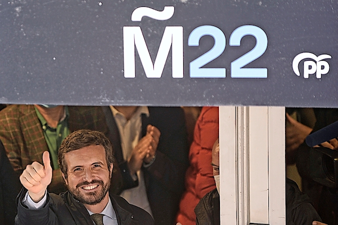 El presidente del PP, Pablo Casado, saluda a sus simpatizantes a su llegada al mitin de cierre de la campa&ntilde;a de cara a las elecciones auton&oacute;micas del 13 de febrero, este viernes, en Valladolid. EFE/NACHO GALLEGO