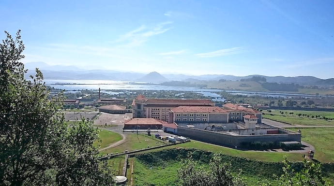 El penal de
El Dueso es
un centro
penitenciario
de Espa&ntilde;a
ubicado en
terrenos
situados
en el barrio
del Dueso,
perteneciente
al municipio
c&aacute;ntabro
de Santo&ntilde;a,
junto al
Monte
Buciero. /
alerta