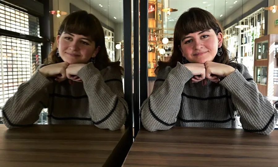 La escritora Joana Marc&uacute;s, posa en un hotel de la ciudad de M&aacute;laga durante una entrevista con la agencia Efe. Marc&uacute;s, que se ha convertido en una de las principales referencias nacionales en el &aacute;mbito de la literatura juvenil, ha asegurado que las redes sociales son compatibles con la lectura y ha destacado que gracias a Internet se lee mucho m&aacute;s. EFE/Jorge Zapata