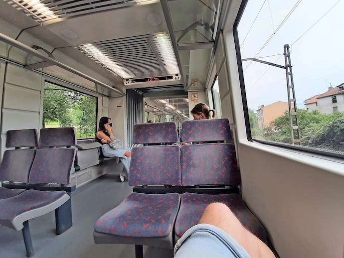 El pasado
10 de febrero los
municipios afectados por
la l&iacute;nea de
cercan&iacute;as
ferroviarias de
Cantabria
pidieron
al Gobierno una
soluci&oacute;n a
los &laquo;continuos
retrasos,
cancelaciones y
aver&iacute;as&raquo;
en este
servicio y que
invierta
en la mejora de
tramos
y nuevos
trenes y
frecuencias. / s.d.