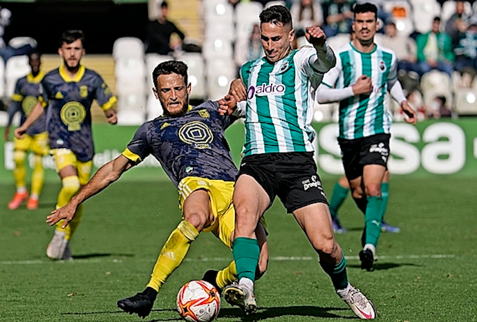 Manu Justo, que repiti&oacute; como titular, fue el autor del &uacute;nico lanzamiento entre palos del Racing ayer. / hardy