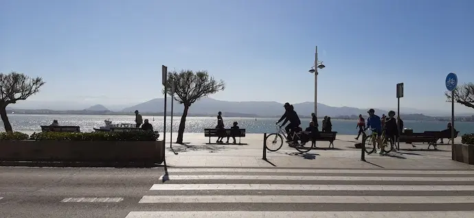 Varias personas por el Paseo Pereda de Santander. / ALERTA
