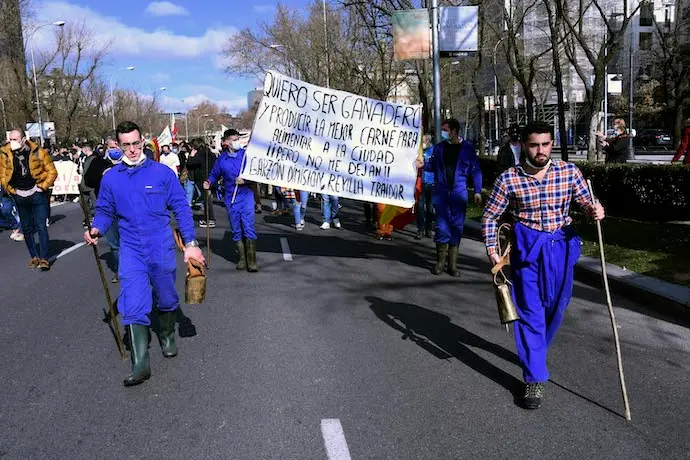 Los ganaderos c&aacute;ntabros durante la &uacute;ltima manifestaci&oacute;n por las calles de Madrid. / R. ZUBELZU