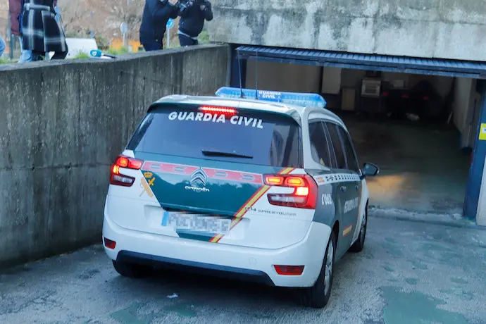 El acusado de asesinar a un profesor jubilado de Vigo, David M.C, acude a declarar en un veh&iacute;culo de la Guardia Civil para ratificar su prisi&oacute;n, a 13 de enero de 2022, en Vigo, Galicia, (Espa&ntilde;a). Los hechos se remontan al pasado 4 de enero cuando el acusado fue interceptado por la Guardia Civil en su veh&iacute;culo que conduc&iacute;a en la AP-53, en el t&eacute;rmino municipal de Silleda. Lo que era un control de tr&aacute;fico acab&oacute; en detenci&oacute;n, ya que el joven ten&iacute;a en su poder documentaci&oacute;n y tarjetas de un vecino de Vigo, del que dijo que era familiar. Tras este control, los agentes fueron al domicilio de la v&iacute;ctima,  Benito T.S., donde encontraron su cad&aacute;ver con un corte profundo en el cuello, otros en el pecho y golpes en la cabeza. El detenido se encuentra en en prisi&oacute;n provisional comunicada y sin fianza, y est&aacute; siendo investigado por un supuesto delito de asesinato.
13 ENERO 2022;ASESINO;CRIMEN;VIGO;JUSTICIA;JUICIO
Marta V&aacute;zquez Rodr&iacute;guez / Europa Press
(Foto de ARCHIVO)
13/1/2022