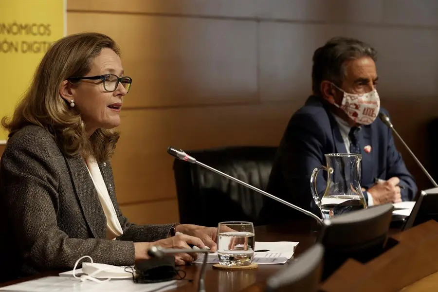 La ministra de Asuntos Econ&oacute;micos y Transformaci&oacute;n Digital, Nadia Calvi&ntilde;o, y el presidente de Cantabria, Miguel &Aacute;ngel Revilla, ofrecen una rueda de prensa despu&eacute;s de la reuni&oacute;n que mantuvieron, en la que hablaron sobre fondos europeos, entre otros temas, este mi&eacute;rcoles en la sede del Ministerio de Econom&iacute;a en Madrid. EFE/ J.J.Guill&eacute;n
