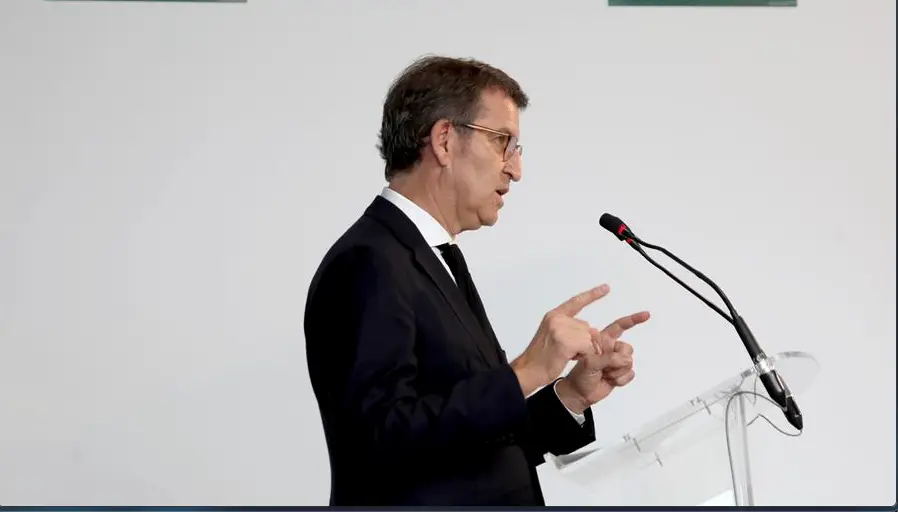 El presidente del PP de Galicia y de la Xunta, Alberto N&uacute;&eacute;z Feijoo comparece ante la prensa tras los di&aacute;logos cruzados entre la presidenta madrile&ntilde;a Isabel D&iacute;az Ayuso y la representaci&oacute;n nacional del PP, por un supuesto espionaje del propio partido a la dirigente regional para destapar un presunto caso de corrupci&oacute;n, con el fin de desbaratar sus aspiraciones pol&iacute;ticas. EFE/Xo&aacute;n Rey.
