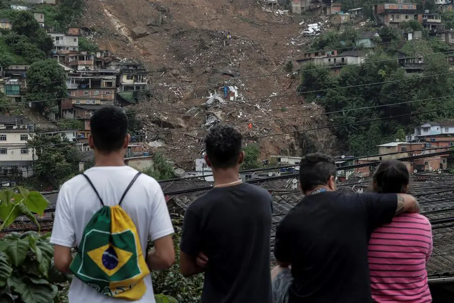 Varias personas observan la destrucci&oacute;n tras las fuertes lluvias del martes en el Morro de la Oficina, hoy, en la ciudad de Petr&oacute;polis, estado de Rio de Janeiro (Brasil). EFE/ Antonio Lacerda