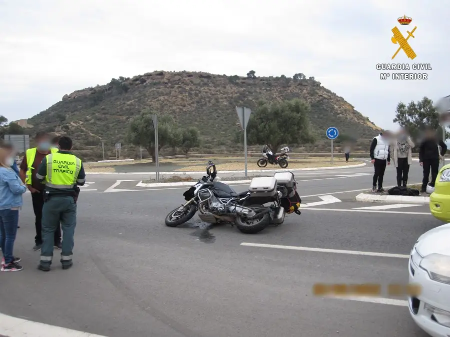 La Guardia Civil accidente de una moto. / ARCHIVO