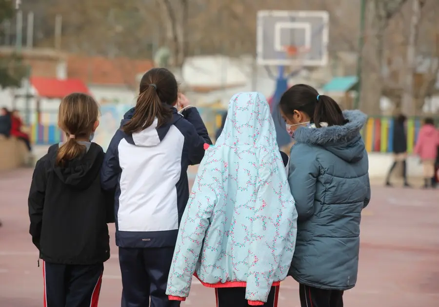 Varias ni&ntilde;as en el recreo en un colegio privado de Madrid