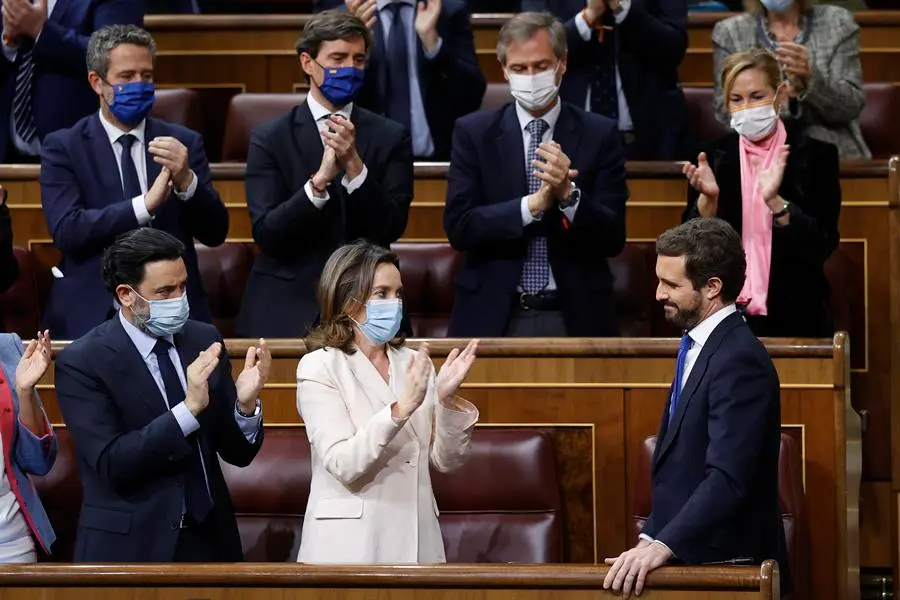 El l&iacute;der del Partido Popular, Pablo Casado (d, delante), recibe los aplausos de varios de los diputados de su partido momentos antes de abandonar el hemiciclo tras su intervenci&oacute;n en la sesi&oacute;n de control al Gobierno, este mi&eacute;rcoles, en el Congreso de los Diputados. EFE/ Chema Moya