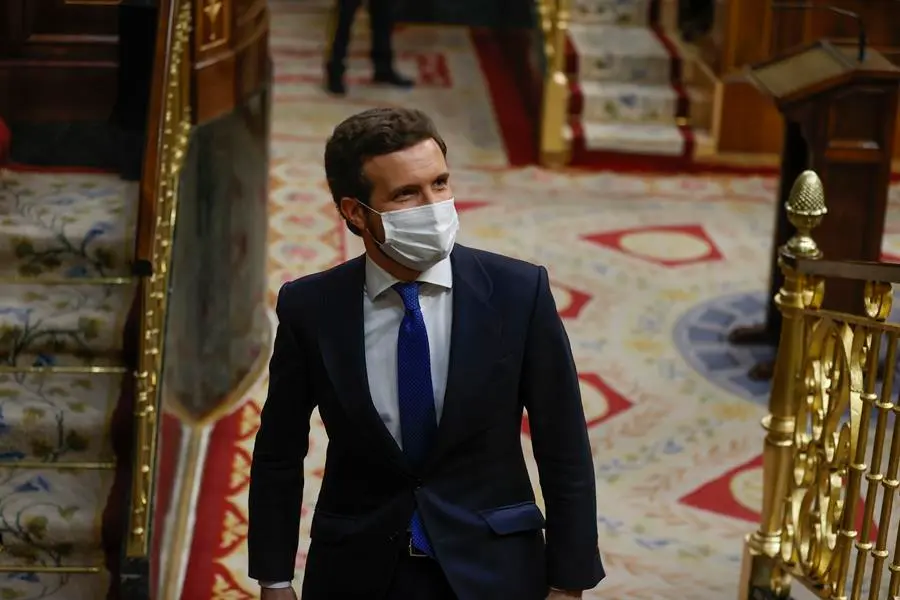 El presidente del Partido Popular, Pablo Casado, abandona el hemiciclo tras hacer una breve intervenci&oacute;n durante la sesi&oacute;n de control al Gobierno, este mi&eacute;rcoles, en el Congreso de los Diputados. EFE/ Chema Moya