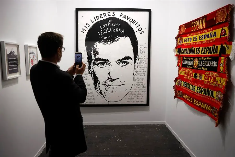 Un visitante fotograf&iacute;a la obra "Mis l&iacute;deres favoritos de extrema izquierda" (c), del artista finland&eacute;s Riiko Sakkinen, expuesta en el espacio dedicado a la galer&iacute;a Galerie Florsblom,en la feria internacional de arte contempor&aacute;neo ARCO 2022 en la jornada de inauguraci&oacute;n oficial, este jueves, en el recinto ferial IFEMA de Madrid. EFE/ Mariscal