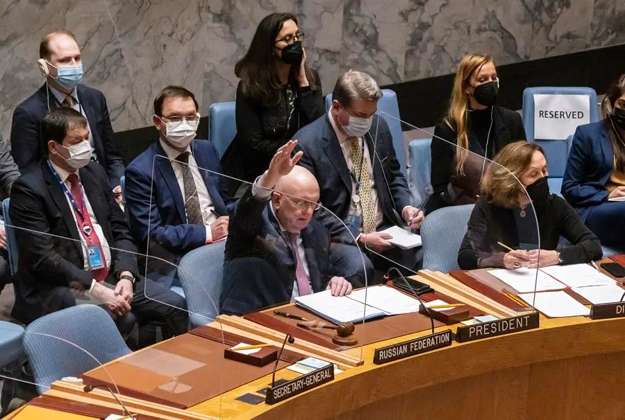 El Embajador de Rusia ante la ONU, Vassily Nebenzia, ejerce el poder de veto de su pa&iacute;s como uno de los cinco miembros permanentes del Consejo de Seguridad de las Naciones Unidas durante la votaci&oacute;n de una resoluci&oacute;n destinada a condenar la invasi&oacute;n rusa de Ucrania y exigir la retirada de todas las tropas rusas. EFE/EPA/JUSTIN LANE
