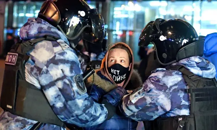 Manifestantes rusos contra la guerra enfrentan represi&oacute;n policial y arrestos
