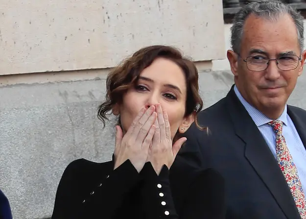La presidenta de la Comunidad de Madrid, Isabel D&iacute;az Ayuso tras participar con el resto del gobierno regional en el minuto de silencio en homenaje a las v&iacute;ctimas del barco pesquero Villa de Pitanxo en la entrada de la Casa de Correos este mi&eacute;rcoles. EFE/ Fernando Alvarado