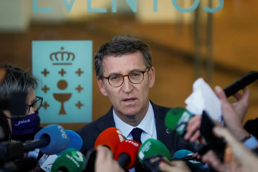 El presidente de la Xunta, Alberto N&uacute;&ntilde;ez Feij&oacute;o, atiende a los medios de comunicaci&oacute;n a su llegada hoy lunes a la reuni&oacute;n con los familiares de los tripulantes del arrastrero Villa de Pitanxo, un encuentro que ser&aacute; en la compostelana Ciudad de la Cultura. EFE / Lavandeira.