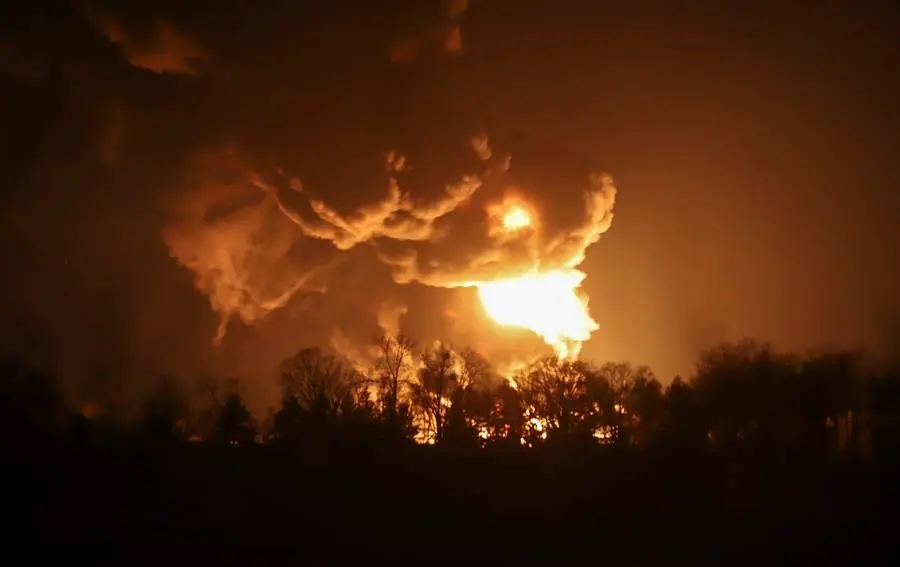 Un gran incendio en un dep&oacute;sito de petr&oacute;leo tras un ataque con misiles rusos, en Vasylkiv, cerca de Kiev, Ucrania, el 27 de febrero de 2022. Las tropas rusas lanzaron una gran operaci&oacute;n militar sobre Ucrania el 24 de febrero, despu&eacute;s de semanas de intensa diplomacia y de la imposici&oacute;n de sanciones occidentales a Rusia para evitar un conflicto armado en Ucrania. (Atentado, Incendio, Rusia, Ucrania) EFE/EPA/ALISA YAKUBOVYCH
