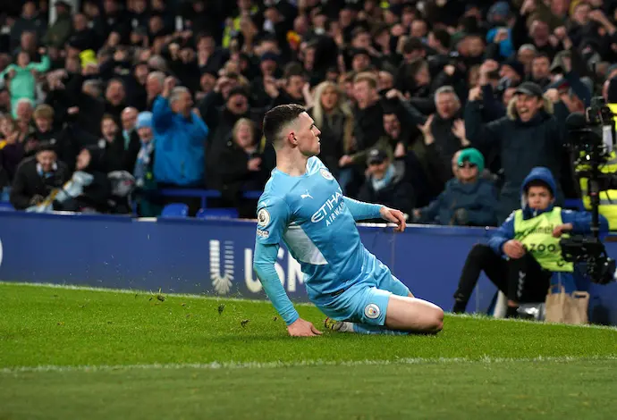 Phil Foden, del Manchester City, celebra el primer gol de su equipo durante el partido de f&uacute;tbol de la Premier League inglesa entre el Everton y el Manchester City en Goodison Park. Foto: Peter Byrne/PA Wire/dpa