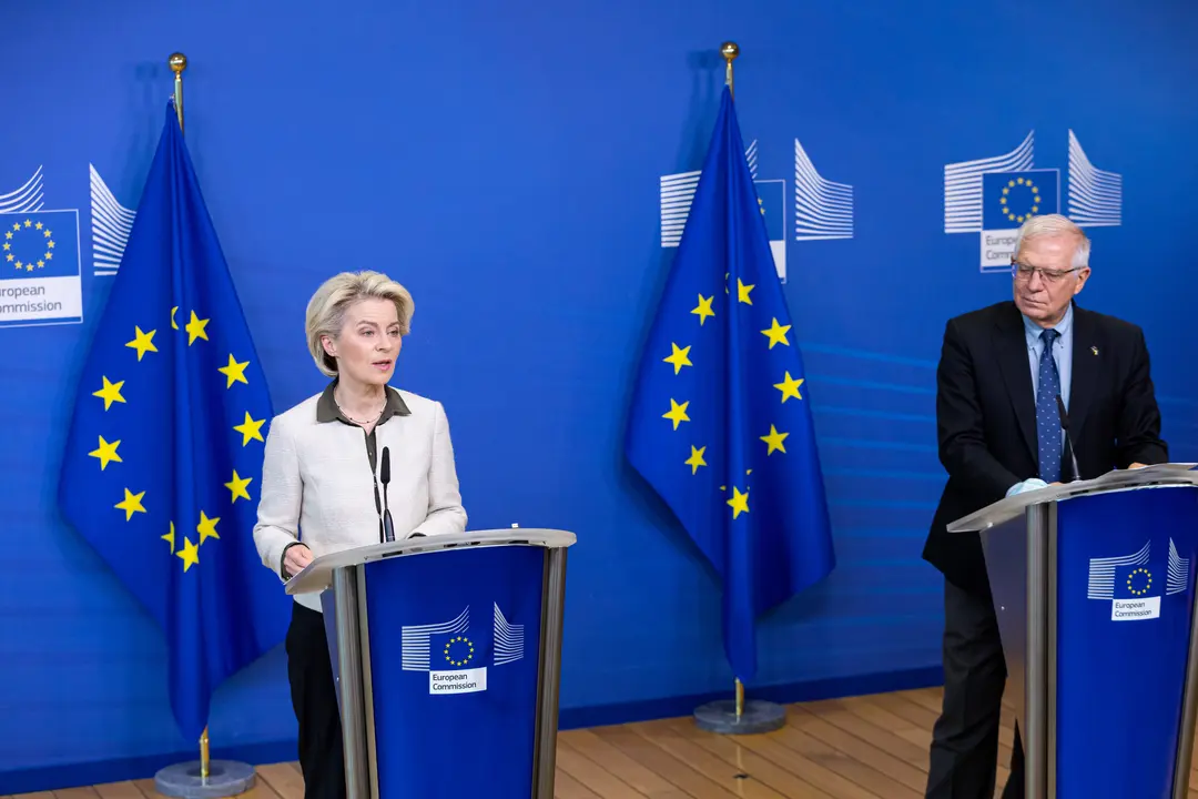 La presidenta de la Comisi&oacute;n Europea, Ursula von der Leyen (izq.), y el responsable de Asuntos Exteriores y Pol&iacute;tica de Seguridad de la Uni&oacute;n Europea, Josep Borrell, ofrecen una declaraci&oacute;n de prensa conjunta sobre nuevas medidas para responder a la invasi&oacute;n rusa de Ucrania, en la Comisi&oacute;n Europea en Bruselas. Foto: Xavier Lejeune/Comisi&oacute;n Europea/dpa -