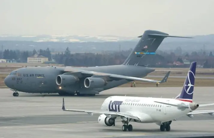 Un avi&oacute;n de transporte de la Fuerza A&eacute;rea estadounidense que transporta equipo militar y tropas llega al aeropuerto de Rzeszow-Jasionka, en el sureste de Polonia, el 6 de febrero de 2022. / JANEK SKARZYNSKI / AFP