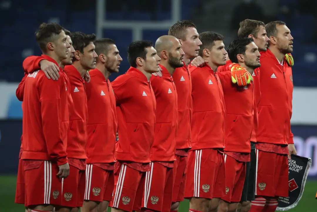 Los jugadores de la selecci&oacute;n rusa antes, de un partido contra Turqu&iacute;a en la Liga de Naciones en octubre de 2020.