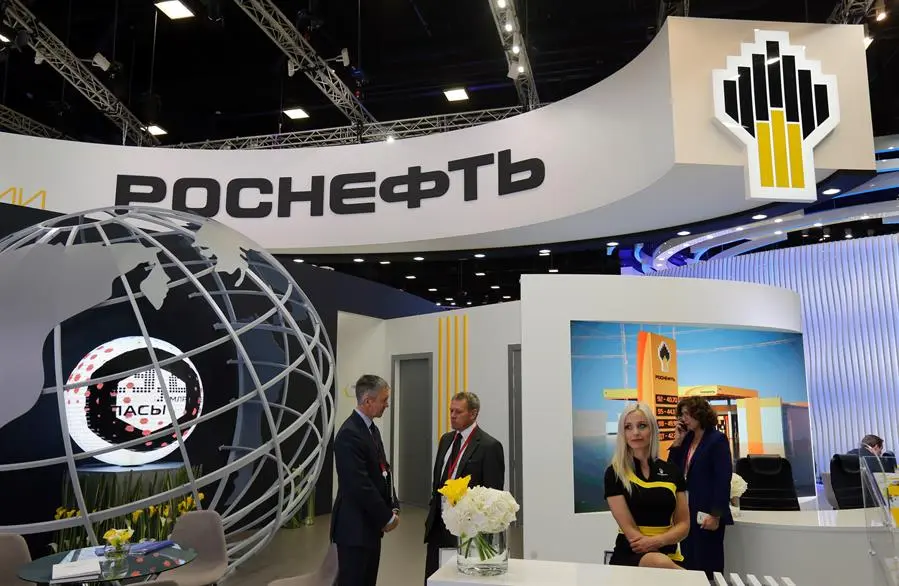 Stand de exhibici&oacute;n de la compa&ntilde;&iacute;a rusa de petr&oacute;leo 'Rosneft' durante el Foro Econ&oacute;mico Internacional de San Petersburgo en San Petersburgo, Rusia, en una fotograf&iacute;a de archivo. EPA/YURI KOCHETKOV