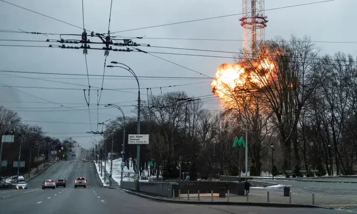 Explosiones mortales en la torre de televisi&oacute;n de Kiev interrumpen transmisiones en Ucrania.