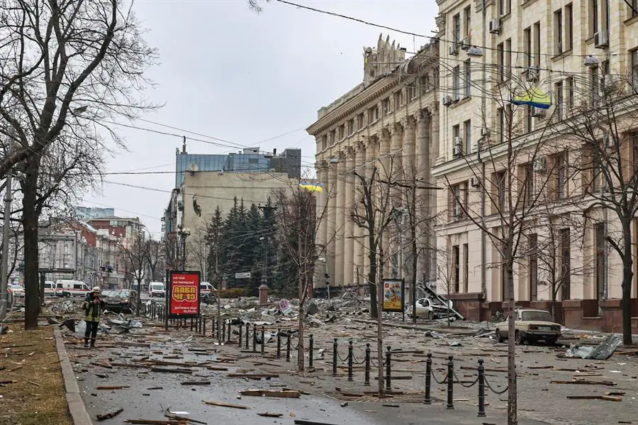 Edificios administrativos da&ntilde;ados tras un bombardeo ruso en el centro de Kharkiv, Ucrania, 1 de marzo de 2022. Las tropas rusas entraron en Ucrania el 24 de febrero, lo que llev&oacute; al presidente del pa&iacute;s a declarar la ley marcial y provoc&oacute; una serie de anuncios por parte de los pa&iacute;ses occidentales de imponer severas sanciones econ&oacute;micas a Rusia. (Rusia, Ucrania) EFE/EPA/SERGEY KOZLOV