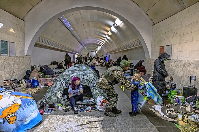 Un militar ucraniano que entr&oacute; en la estaci&oacute;n de metro de Dorohozhychi, que se utiliza como refugio antibombas, abraza a su hijo que se encuentra all&iacute;, en Kyiv (Kiev), Ucrania, 02 de marzo de 2022. Las tropas rusas entraron en Ucrania el 24 de febrero, lo que llev&oacute; al presidente del pa&iacute;s a declarar la ley marcial y desencaden&oacute; una serie de severas sanciones econ&oacute;micas impuestas por los pa&iacute;ses occidentales a Rusia. (Atentado, Rusia, Ucrania) EFE/EPA/ROMAN PILIPEY