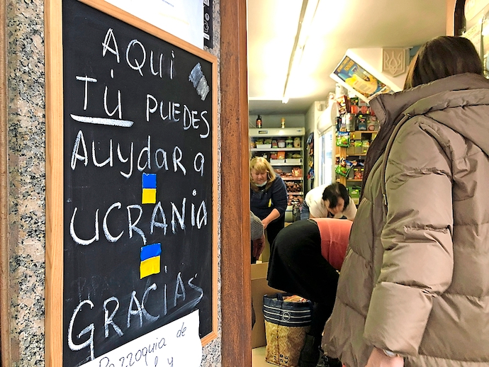 SANTANDER, 02/03/2022.- Imagen hoy mi&eacute;rcoles de una de las tiendas que colaboran junto a empresas de transporte, organizaciones sociales, ayuntamientos, instituciones y particulares c&aacute;ntabros en respuesta a la llamada de ayuda de los ucranianos residentes en Cantabria y se est&aacute;n volcando en la recogida de ayuda humanitaria para enviar a su pa&iacute;s. EFE / Pablo Ayerbe.
