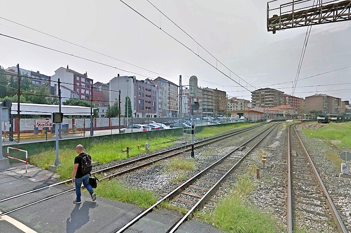 Un hombre cruza las v&iacute;as del tren que dividen la ciudad. / ALERTA
