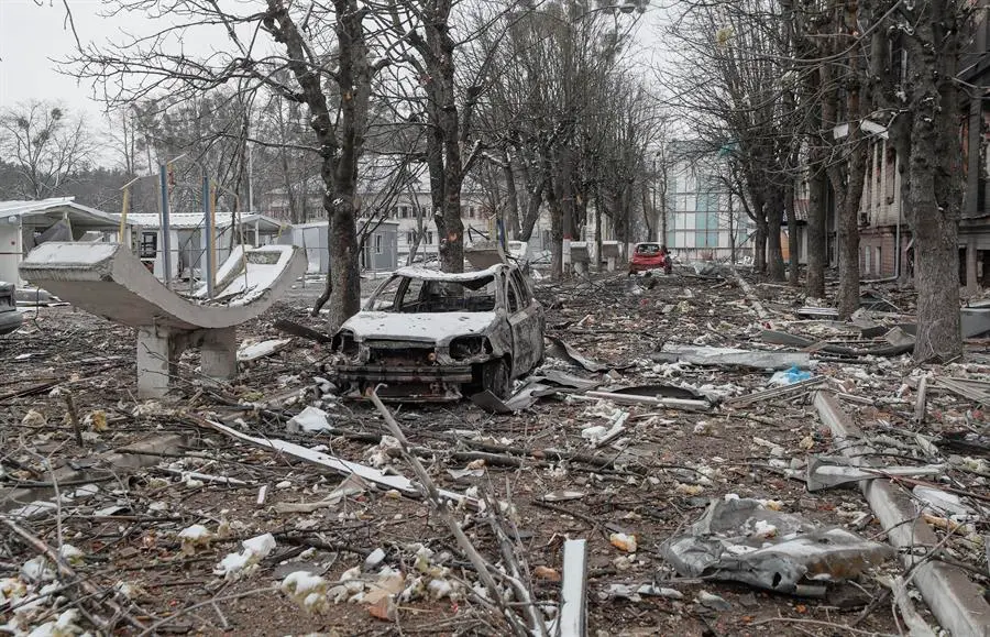 Secuelas de un bombardeo nocturno contra instalaciones militares ucranianas en Brovary, cerca de Kiev (Kiev), Ucrania, 1 de marzo de 2022. Las tropas rusas entraron en Ucrania el 24 de febrero, lo que llev&oacute; al presidente del pa&iacute;s a declarar la ley marcial y desencaden&oacute; una serie de anuncios por parte de los pa&iacute;ses occidentales de imponer severas sanciones econ&oacute;micas a Rusia. (Rusia, Ucrania) EFE/EPA/SERGEY DOLZHENKO