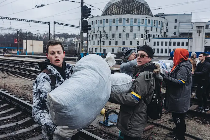 Varias personas cargan provisiones, a 3 de marzo de 2022, en Kiev (Ucrania). Despu&eacute;s de 8 d&iacute;as de conflicto b&eacute;lico desde el inicio de los ataques en Ucrania por parte de Rusia, el balance de la guerra seg&uacute;n las &uacute;ltimas informaciones, tanto por parte del gobierno ucraniano como de ACNUR, es de al menos 2.000 civiles muertos y de alrededor de un mill&oacute;n de refugiados que han huido de Ucrania. Las delegaciones de Rusia y Ucrania han acordado el establecimiento de corredores humanitarios para la evacuaci&oacute;n y la entrega de alimentos y medicinas en el marco del conflicto y un posible alto el fuego temporal.
03 MARZO 2022;KIEV;UCRANIA;CIVILES UCRANIANOS;ATAQUE RUSO;ESTACI&Oacute;N DE TREN
Diego Herrera / Europa Press
03/3/2022