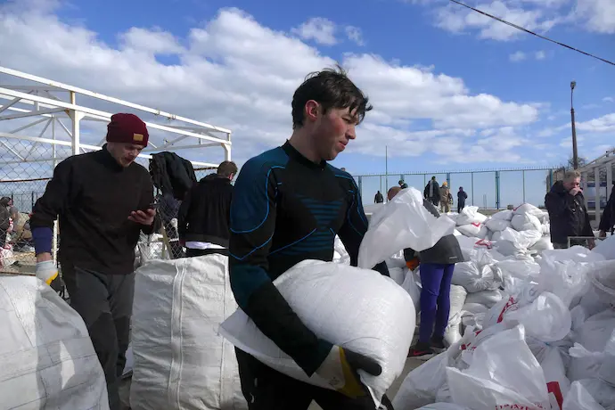 27 de febrero de 2022, Ucrania, Odesa: Ciudadanos de Odesa llenan sacos con arena para construir un muro de defensa en el club n&aacute;utico de Chornomorsk en medio de la invasi&oacute;n rusa de Ucrania. Foto: -/Ukrinform/dpa
27/2/2022 SOLO PARA USO EN ESPA&Ntilde;A