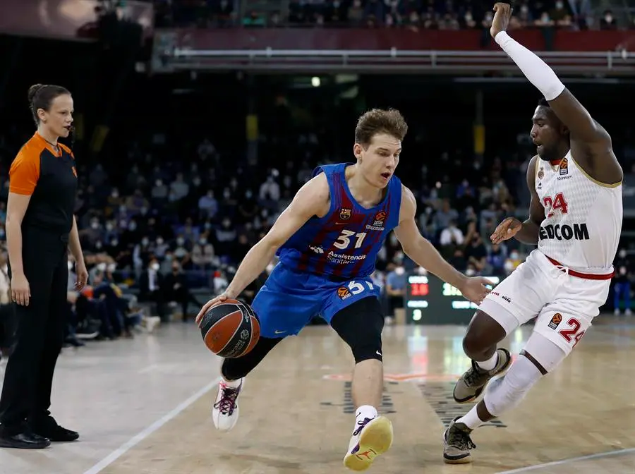 El base lituano del Bar&ccedil;a Rokas Jokubaitis intenta superar a Billy Ouattara, del AS Monaco. EFE/ Andreu Dalmau