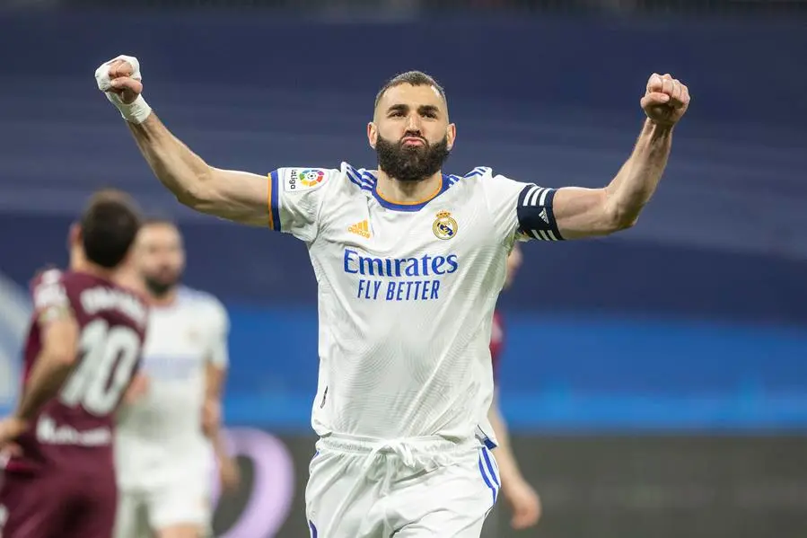 El delantero del Real Madrid Karim Benzema celebra su gol, tercero ante la Real Sociedad, durante el partido de la jornada 27 de LaLiga que Real Madrid y Real Sociedad disputan hoy s&aacute;bado en el estadio Santiago Bernab&eacute;u, en Madrid. EFE/Rodrigo Jim&eacute;nez