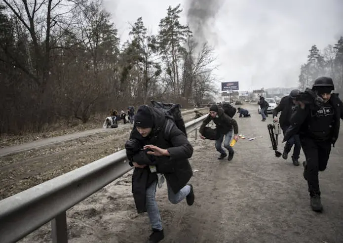 Inmediaciones del puente de la ciudad de Irpin, al noroeste de Kiev, explosiones a pocos metros durante la evacuaci&oacute;n de civiles mientras duran los ataques rusos a Ucrania, en Irpin, Ucrania, el 6 de marzo de 2022 / Emin Sansar/Anadolu
