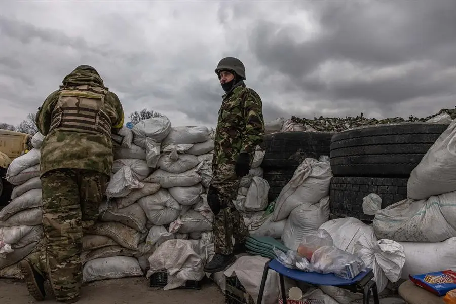 Un miembro de las Fuerzas de Defensa Territorial monta guardia en un puesto de control en la l&iacute;nea del frente oriental de la regi&oacute;n de Kiev (Ucrania), el 5 de marzo de 2022. EFE/EPA/ROMAN PILIPEY