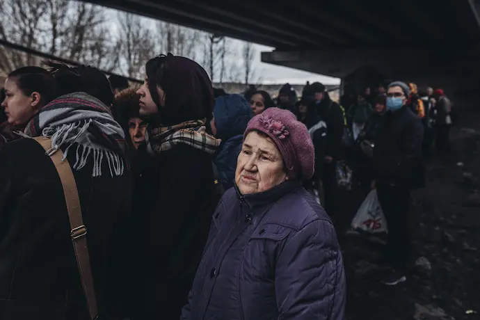 Una mujer mayor, junto a otras personas, espera para cruzar el  r&iacute;o de Irpin, a 5 de marzo de 2022, en Irpin (Ucrania). 
Diego Herrera / Europa Press