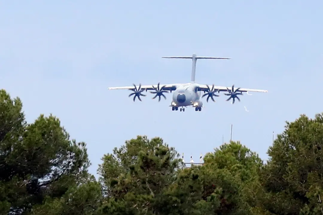 Uno de los aviones del ej&eacute;rcito del Aire a su llegada a la base a&eacute;rea de Los Llanos para recoger el cargamento de armas que enviar&aacute;n a Ucrania, en la base a&eacute;rea de Los Llanos.