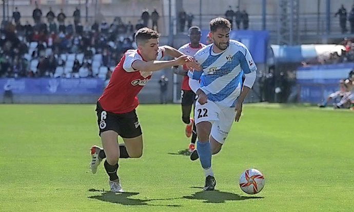 &Iacute;&ntilde;igo, intentando frenar el avance de To&ntilde;o Calvo. / real racing club