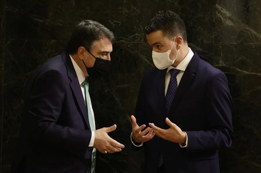 El portavoz del PNV en el Congreso de los Diputados, Aitor Esteban, charlando con el socialista H&eacute;ctor G&oacute;mez
