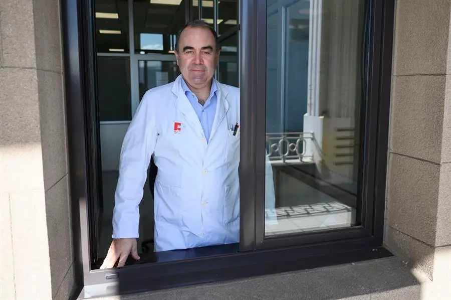 El presidente de la Sociedad Espa&ntilde;ola de Inmunolog&iacute;a, Marcos L&oacute;pez Hoyos, posa tras la entrevista mantenida con la Agencia EFE en Santander. EFE/Pedro Puente Hoyos
