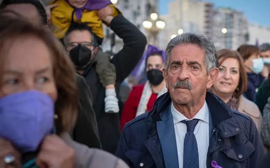 El presidente de Cantabria, Miguel &Aacute;ngel Revilla, participa en la manifestaci&oacute;n por el D&iacute;a Internacional de la Mujer celebrada este martes en Santander. EFE/Rom&aacute;n AguileraEl presidente de Cantabria, Miguel &Aacute;ngel Revilla, participa en la manifestaci&oacute;n por el D&iacute;a Internacional de la Mujer celebrada este martes en Santander. EFE/Rom&aacute;n Aguilera