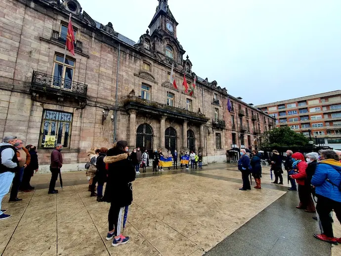 Varias personas en el Boulevar Demetrio Herrero en Torrelavega en apoyo a Ucrania.