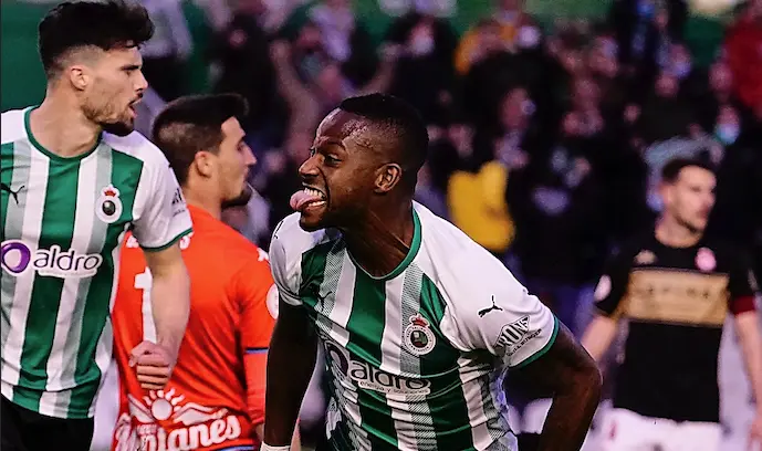 Cedric rompi&oacute; ayer su sequ&iacute;a goleadora allanando el camino de la victoria con dos goles en dos minutos. / Hardy