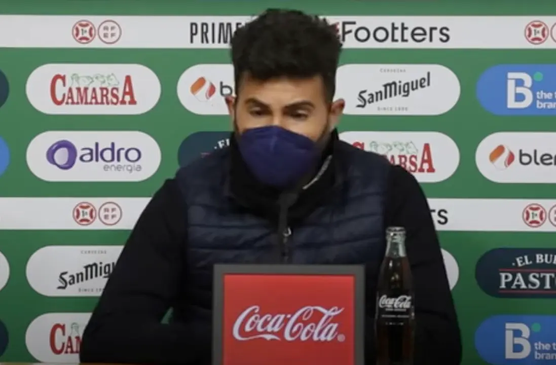 El entrenador del Racing, Fern&aacute;ndez Romo durante la rueda de prensa. / ALERTA